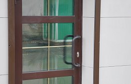 Теплая входная алюминиевая дверь + золотая раскладка -элемент декора  tab