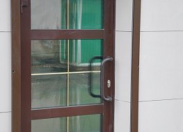 Теплая входная алюминиевая дверь + золотая раскладка -элемент декора 